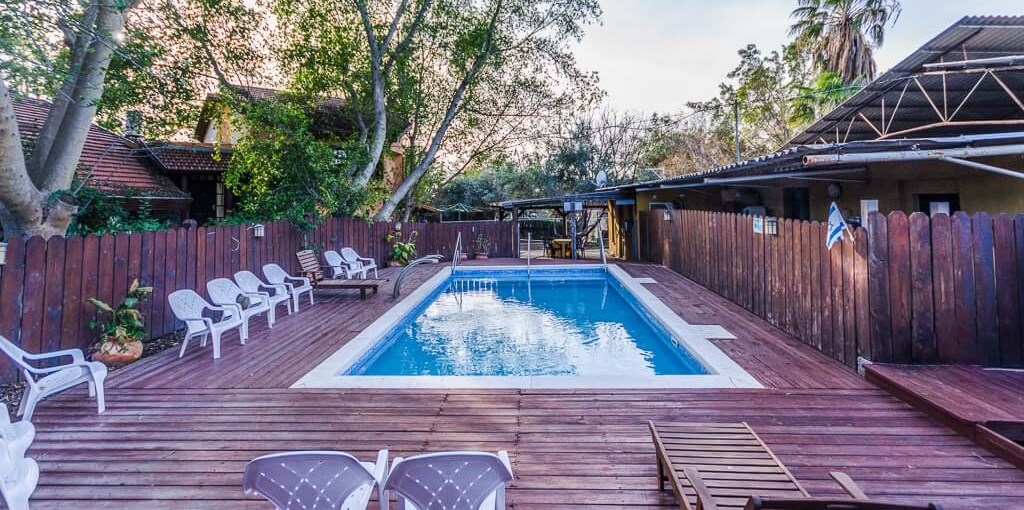 ברק בקתות נופש בריכה וגקוזי (2).jpg