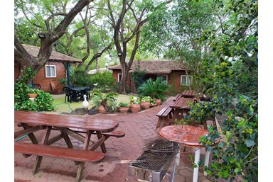 ברק בקתות נופש - החצר