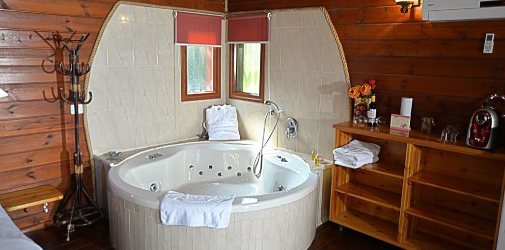 בקתות עץ - נופי כנרת בוקי הבקתה הזוגית (3).jpg