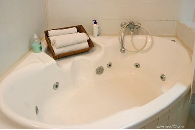 אשכולית בקתות עץ בפרדס - הבקתות