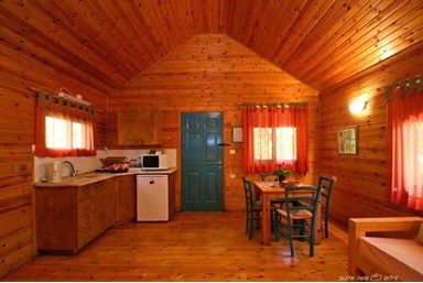 אשכולית בקתות עץ בפרדס - הבקתות