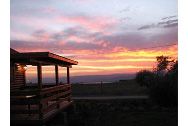 בקתה מול שקיעה
