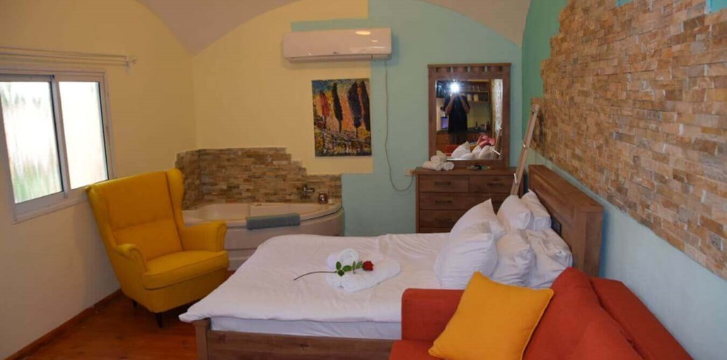 אל התבור - לינה כפרית הבקתה הכתומה (2).jpeg