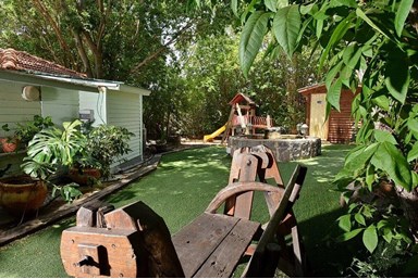 אוויר ואווירה בחד-נס - החצר