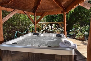 אוויר ואווירה בחד-נס - החצר