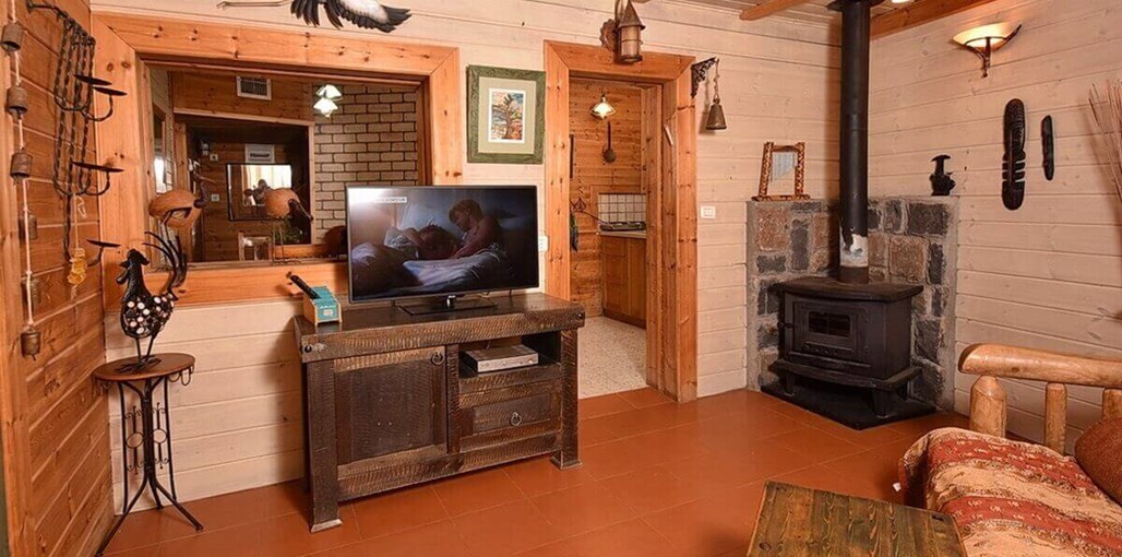 אוויר ואווירה -בקתות עץ וג'קוזי תמר (1).JPG