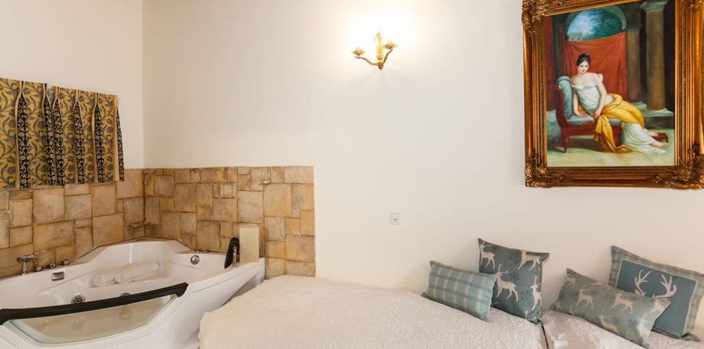 מלון הציידים חדר גלריה עם ג'קוזי (1).jpg