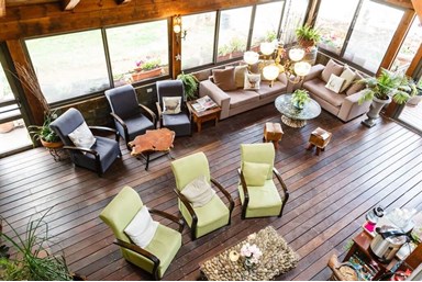 מלון הציידים - החצר הנוף והסביבה