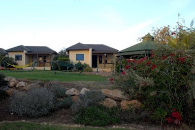 נוף חרמון - אירוח כפרי איכותי - החצר והנוף