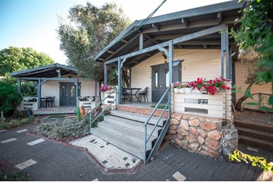 בקתות עץ אלון - חצר, בריכה וסביבה