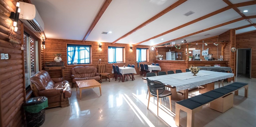 בקתות עץ אלון לובי וחדר אוכל (15).jpg