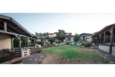 בקתות עץ אלון - חצר, בריכה וסביבה