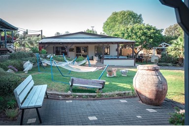 בקתות עץ אלון - חצר, בריכה וסביבה