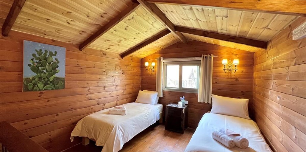 איתן בקתות עץ - Eitan Wood Cabins Resort הבית הצהוב (2).jpeg