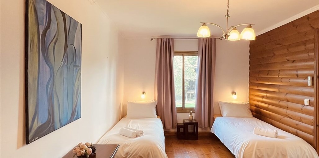 איתן בקתות עץ - Eitan Wood Cabins Resort הבית הסגול (1).jpeg