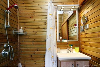 פנינה בבצת - הבקתה המשפחתית