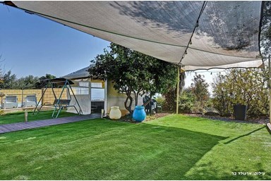 מצפה כנרת - החצר והבריכה המחוממת