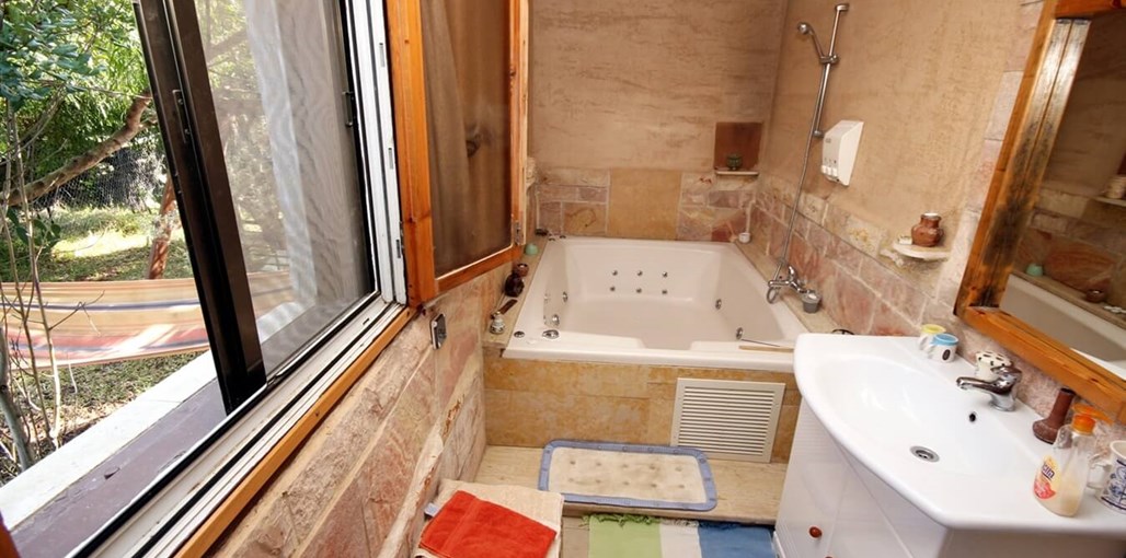 מים לים - סוויטות אבן עץ, ג'קוזי ואח עצים צימר אלון (18).jpg