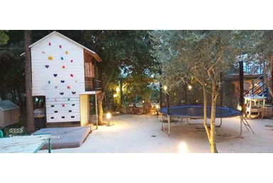 מים לים - סוויטות אבן עץ, ג'קוזי ואח עצים - חצר ונוף