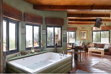 מים לים - סוויטות אבן עץ, ג'קוזי ואח עצים