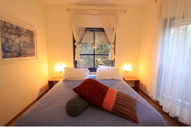 בר בכפר - הבריכה והחצר