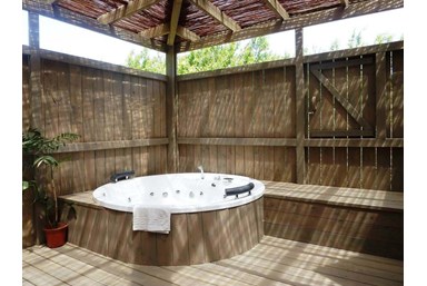 בר בכפר - הבריכה והחצר