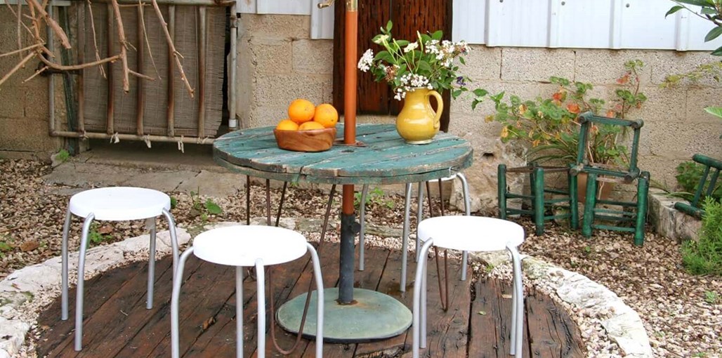 בקתות עץ השדה חצר (8).JPG