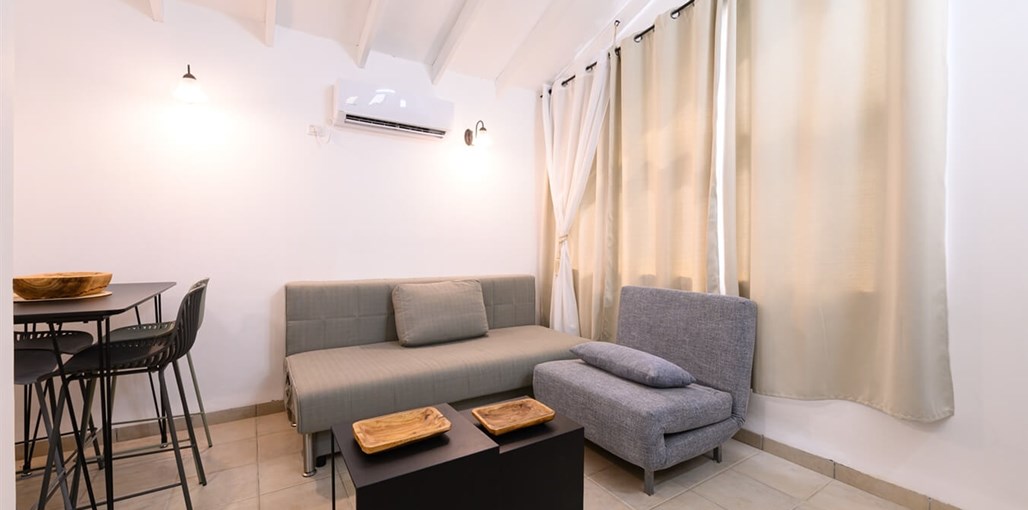 אתי על הגבעה יחידה 1 (3).jpg