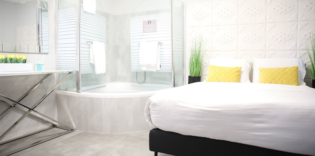 מלון מיאמי ביץ' תל אביב חדר דלוקס עם אמבט ג'קוזי (4).JPG