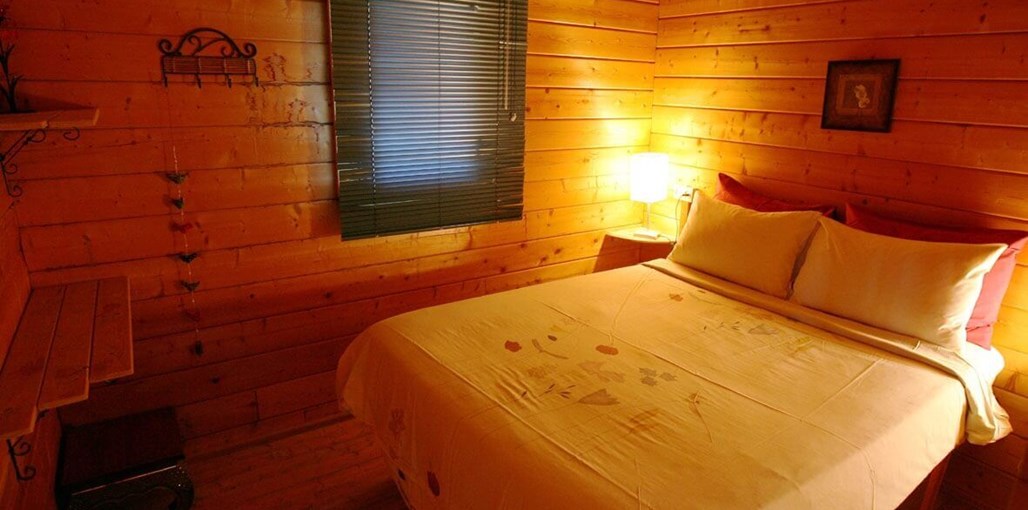 בקתות עץ בקצה הכפר הבקתות (7).jpg