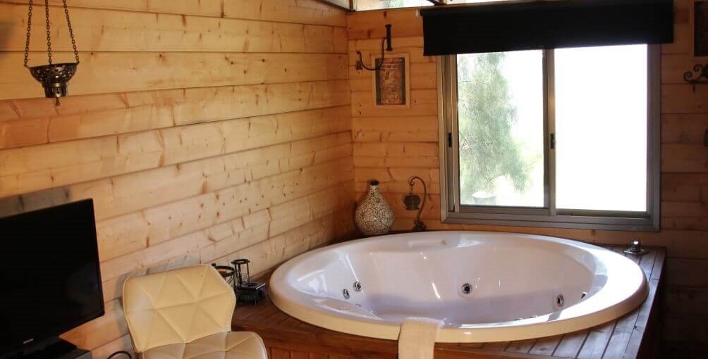 בקתות עץ בקצה הכפר הבקתות (9).JPG