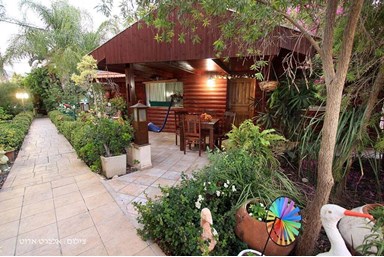 הפינה הירוקה של דבורה - הבקתות המשפחתיות