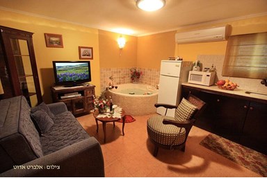 הפינה הירוקה של דבורה - הבקתות המשפחתיות