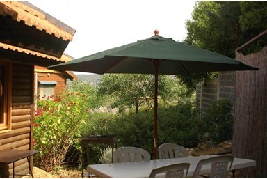 בקתות מור - החצר והבריכה