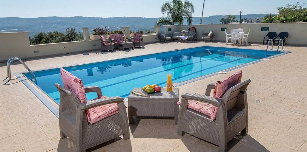 בצל עצי הזית בצל עצי הזית - חצר ובריכה (53).jpg