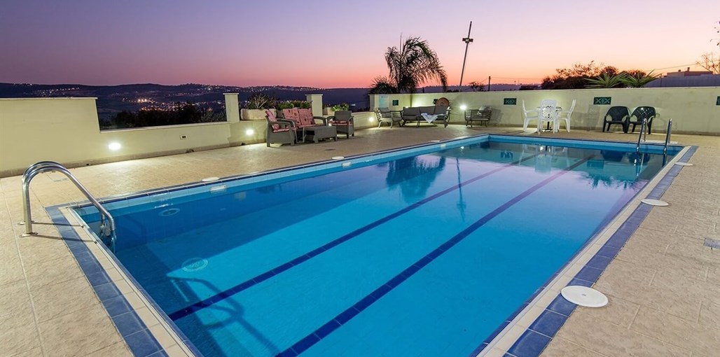 בצל עצי הזית בצל עצי הזית - חצר ובריכה (42).jpg