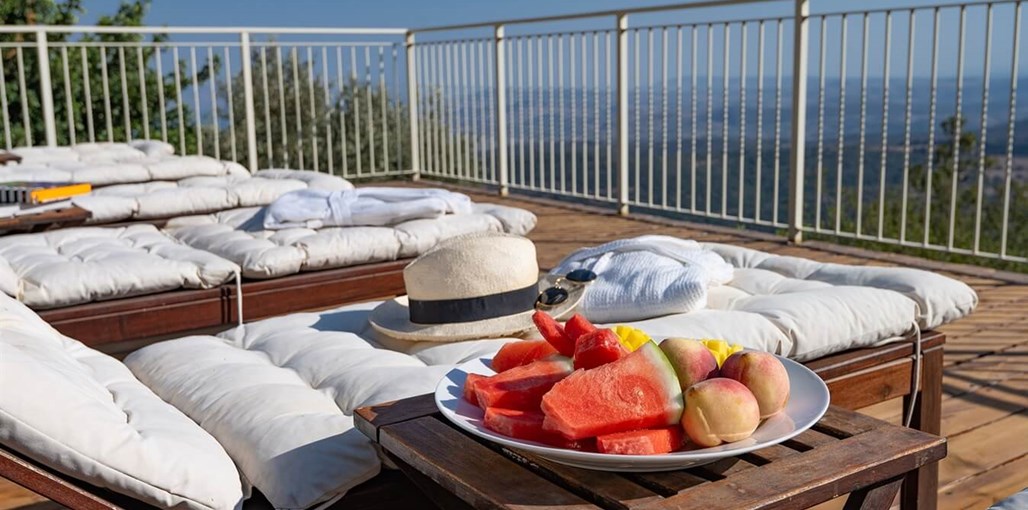 הסעודה האחרונה הבריכה והחצר (3).jpg