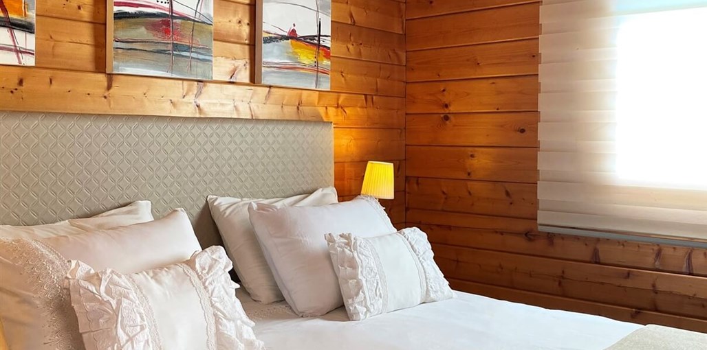 אחוזת טל בקתות עץ חדר שינה 2.jpg