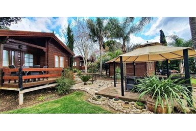 אחוזת טל בקתות עץ - החצר