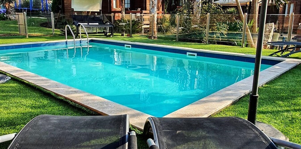 אחוזת טל בקתות עץ אחוזת טל - החצר והבריכה (6).jpeg