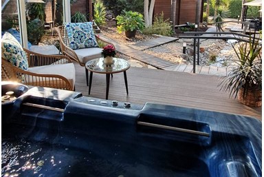 אחוזת טל בקתות עץ - החצר