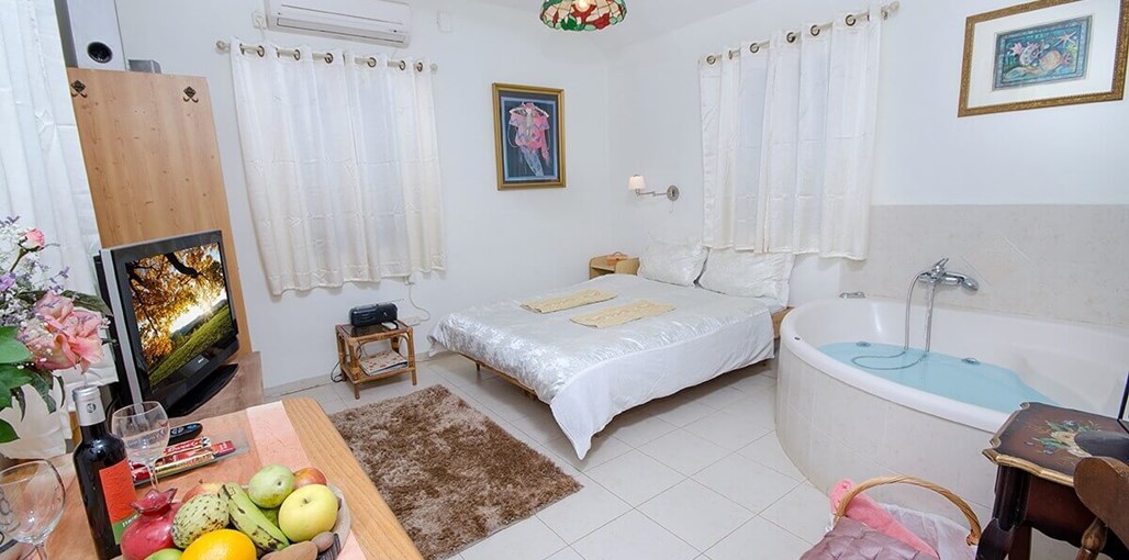 אהבה בירוק אמירים ביתן האהבה (1).jpg