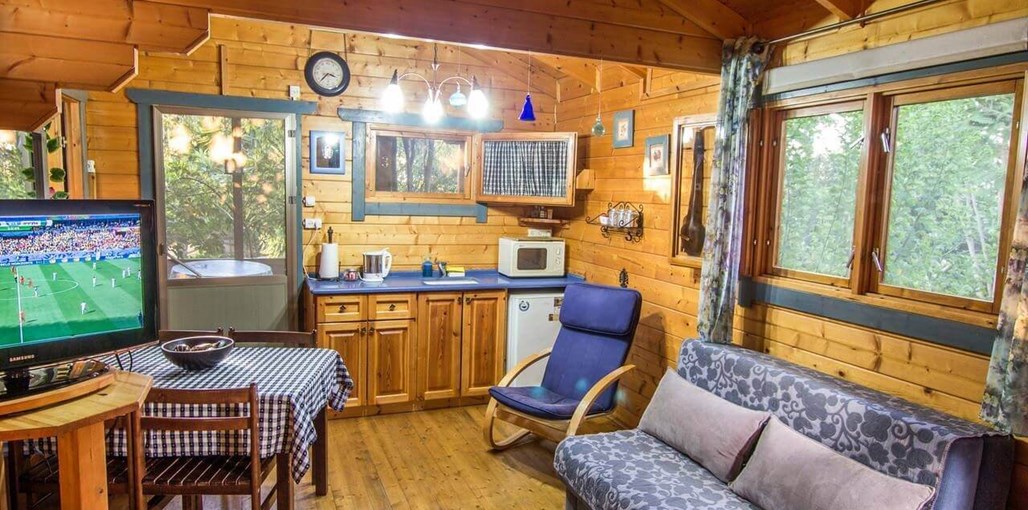 בקתות בכחול 83988880.jpg