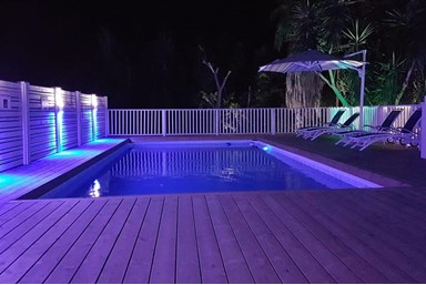 בקתות בכחול - החצר והבריכה