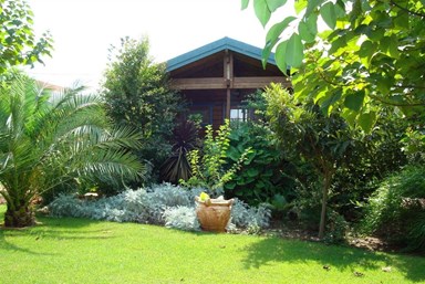 בקתות בכחול - החצר והבריכה