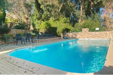 העיגול הפנימי ראש פינה - החצר והבריכה