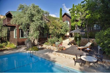 העיגול הפנימי ראש פינה - החצר והבריכה