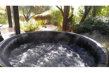 העיגול הפנימי ראש פינה - החצר והבריכה