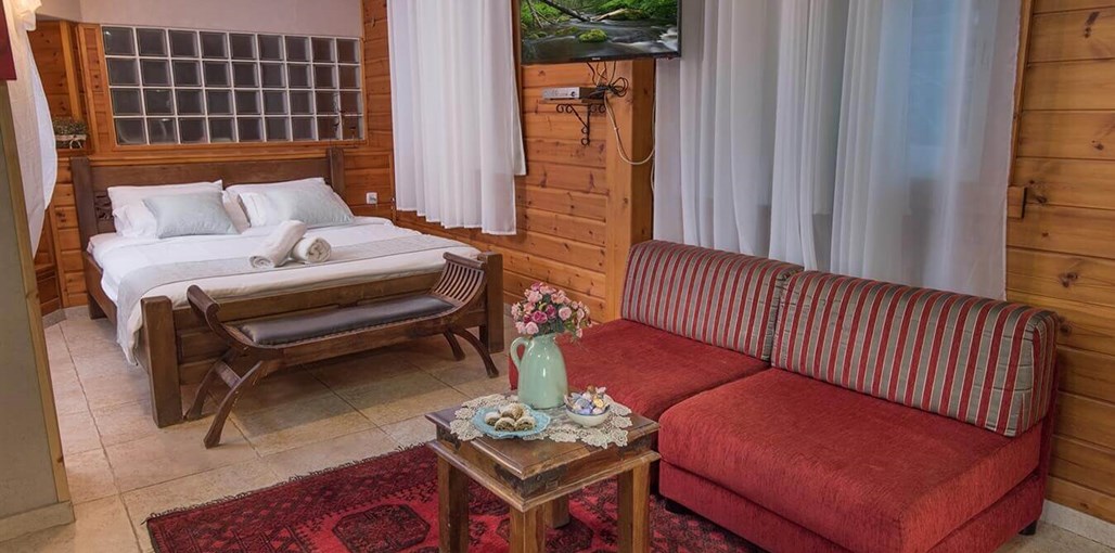 כחול ירוק בכפר סוויטת הוורדים  (2).jpg