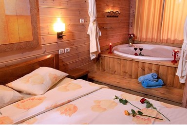 בקתות עץ אורן - בקתות עץ